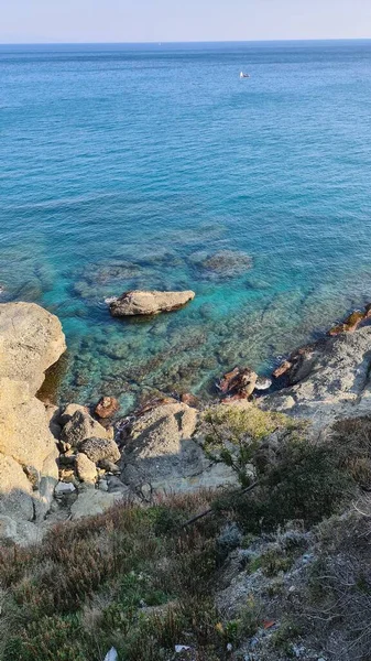 サヴォーナ イタリア 2022年2月12日 青い海のパノラマ 水の上の光 海の日の出 冬の日には少し波がある 澄んだ空が水面に映る — ストック写真