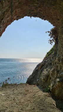 Savona, İtalya - 12 Şubat 2022: Mavi denizin panoraması, suyun üzerindeki ışık, okyanus gündoğumu. Kış günlerinde küçük dalgalar. Temiz gökyüzü suya yansıyor.