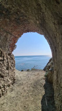 Savona, İtalya - 12 Şubat 2022: Mavi denizin panoraması, suyun üzerindeki ışık, okyanus gündoğumu. Kış günlerinde küçük dalgalar. Temiz gökyüzü suya yansıyor.