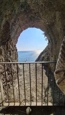 Savona, İtalya - 12 Şubat 2022: Mavi denizin panoraması, suyun üzerindeki ışık, okyanus gündoğumu. Kış günlerinde küçük dalgalar. Temiz gökyüzü suya yansıyor.