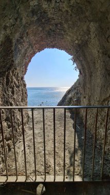 Savona, İtalya - 12 Şubat 2022: Mavi denizin panoraması, suyun üzerindeki ışık, okyanus gündoğumu. Kış günlerinde küçük dalgalar. Temiz gökyüzü suya yansıyor.