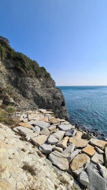 Savona, İtalya - 12 Şubat 2022: Mavi denizin panoraması, suyun üzerindeki ışık, okyanus gündoğumu. Kış günlerinde küçük dalgalar. Temiz gökyüzü suya yansıyor.