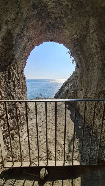 Savona, İtalya - 12 Şubat 2022: Mavi denizin panoraması, suyun üzerindeki ışık, okyanus gündoğumu. Kış günlerinde küçük dalgalar. Temiz gökyüzü suya yansıyor.