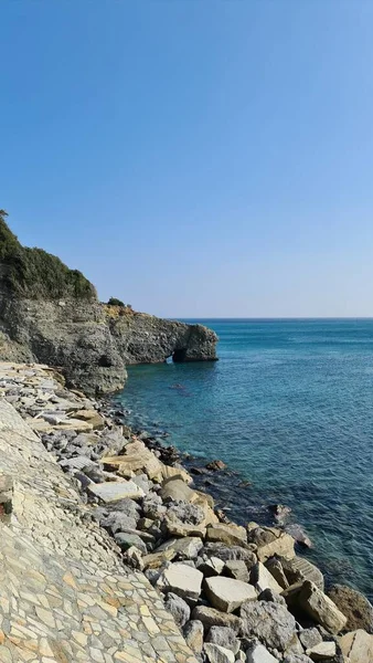 サヴォーナ イタリア 2022年2月12日 青い海のパノラマ 水の上の光 海の日の出 冬の日には少し波がある 澄んだ空が水面に映る — ストック写真