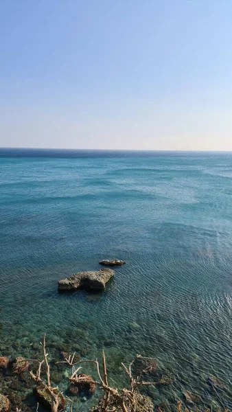 サヴォーナ イタリア 2022年2月12日 青い海のパノラマ 水の上の光 海の日の出 冬の日には少し波がある 澄んだ空が水面に映る — ストック写真