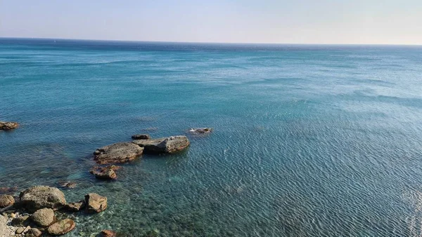 サヴォーナ イタリア 2022年2月12日 青い海のパノラマ 水の上の光 海の日の出 冬の日には少し波がある 澄んだ空が水面に映る — ストック写真