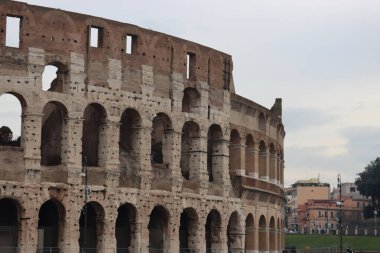 ROME, ITALY - 05 Şubat 2022: Roma, İtalya 'da Colosseum' un iç kısmının panoramik görüntüsü. Arka planda soğuk ve gri gökyüzü. Kemerlerin makro fotoğrafları.