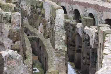 ROME, ITALY - 05 Şubat 2022: Roma, İtalya 'da Colosseum' un iç kısmının panoramik görüntüsü. Arka planda soğuk ve gri gökyüzü. Kemerlerin makro fotoğrafları.
