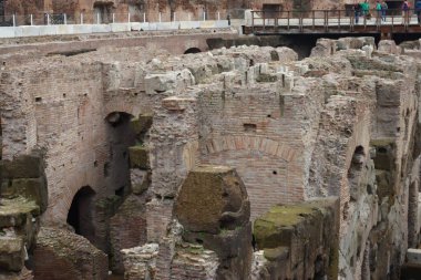 ROME, ITALY - 05 Şubat 2022: Roma, İtalya 'da Colosseum' un iç kısmının panoramik görüntüsü. Arka planda soğuk ve gri gökyüzü. Kemerlerin makro fotoğrafları.