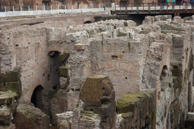 ROME, ITALY - 05 Şubat 2022: Roma, İtalya 'da Colosseum' un iç kısmının panoramik görüntüsü. Arka planda soğuk ve gri gökyüzü. Kemerlerin makro fotoğrafları.