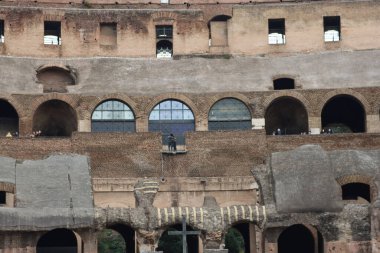 ROME, ITALY - 05 Şubat 2022: Roma, İtalya 'da Colosseum' un iç kısmının panoramik görüntüsü. Arka planda soğuk ve gri gökyüzü. Kemerlerin makro fotoğrafları.
