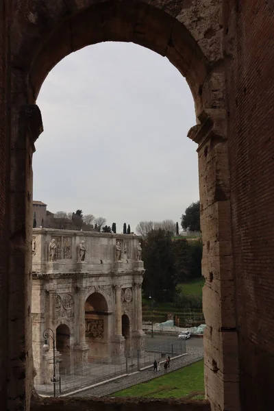 ローマ イタリア 2022年2月5日 イタリアのローマにあるコロッセオの一部のパノラマビュー 背景には寒空と灰色の空 アーチのマクロ写真 — ストック写真