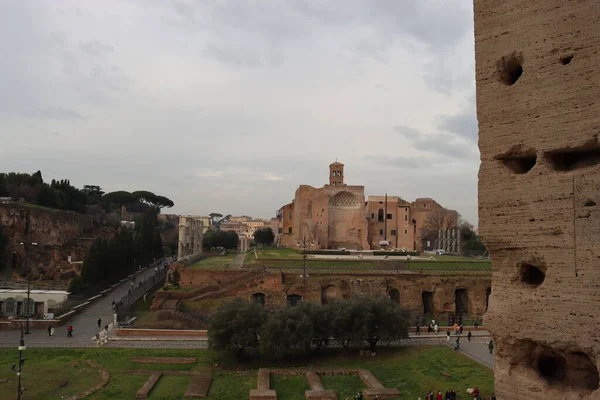 ローマ イタリア 2022年2月5日 イタリアのローマにあるコロッセオの一部のパノラマビュー 背景には寒空と灰色の空 アーチのマクロ写真 — ストック写真