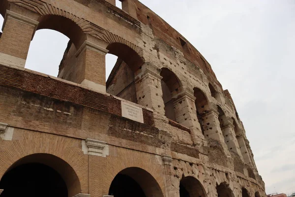 意大利 2022年2月5日 意大利罗马的竞技场内部全景 背景是寒冷灰蒙蒙的天空 拱门的宏观摄影 — 图库照片