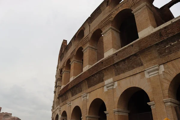 Italy 2022 이탈리아 로마에 콜로세움의 뒤에는 차가운 잿빛의 하늘이 펼쳐져 — 스톡 사진