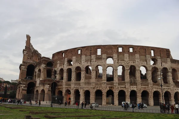 Italy 2022 이탈리아 로마에 콜로세움의 뒤에는 차가운 잿빛의 하늘이 펼쳐져 — 스톡 사진