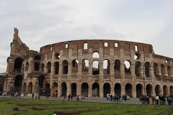 Italy 2022 이탈리아 로마에 콜로세움의 뒤에는 차가운 잿빛의 하늘이 펼쳐져 — 스톡 사진