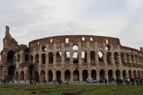 Italy 2022 이탈리아 로마에 콜로세움의 뒤에는 차가운 잿빛의 하늘이 펼쳐져 — 스톡 사진