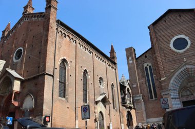 Verona, İtalya-19 Mart 2022: Verona 'nın güzel eski binaları. Ortaçağ 'ın tipik mimarisi. Arka planda mavi gökyüzü olan şehre hava görüntüsü.