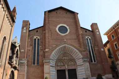 Verona, İtalya-19 Mart 2022: Verona 'nın güzel eski binaları. Ortaçağ 'ın tipik mimarisi. Arka planda mavi gökyüzü olan şehre hava görüntüsü.