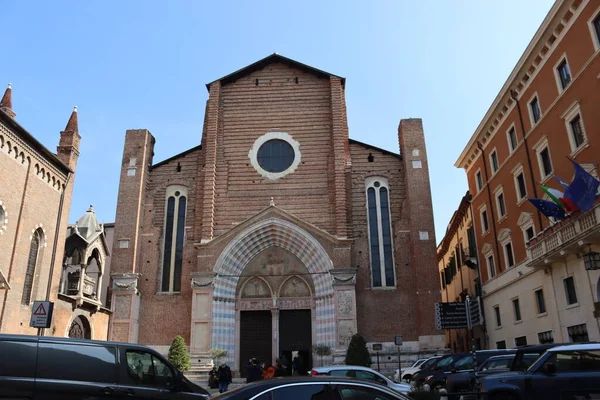 Verona, İtalya-19 Mart 2022: Verona 'nın güzel eski binaları. Ortaçağ 'ın tipik mimarisi. Arka planda mavi gökyüzü olan şehre hava görüntüsü.