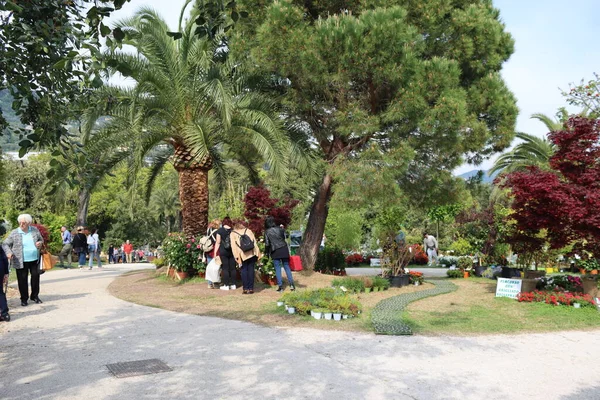 Cenova, Itay - 03 Mayıs 2022: Euroflora bir çiçek sergisi ve süs bitkisi Cenova 'nın Nervi parklarında yer alan başlıca çiçek sergilerinden biri..