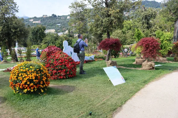 Cenova, Itay - 03 Mayıs 2022: Euroflora bir çiçek sergisi ve süs bitkisi Cenova 'nın Nervi parklarında yer alan başlıca çiçek sergilerinden biri..