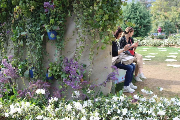 Cenova, Itay - 03 Mayıs 2022: Euroflora bir çiçek sergisi ve süs bitkisi Cenova 'nın Nervi parklarında yer alan başlıca çiçek sergilerinden biri..