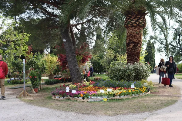Cenova, Itay - 03 Mayıs 2022: Euroflora bir çiçek sergisi ve süs bitkisi Cenova 'nın Nervi parklarında yer alan başlıca çiçek sergilerinden biri..