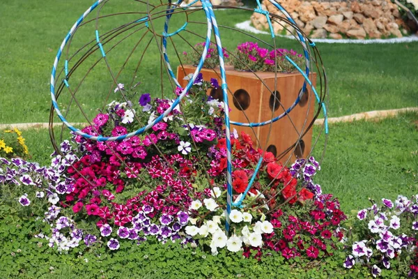 Cenova, Itay - 03 Mayıs 2022: Euroflora bir çiçek sergisi ve süs bitkisi Cenova 'nın Nervi parklarında yer alan başlıca çiçek sergilerinden biri..