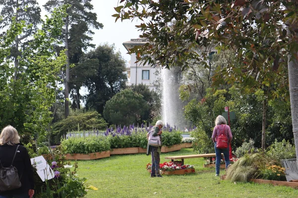 Cenova, Itay - 03 Mayıs 2022: Euroflora bir çiçek sergisi ve süs bitkisi Cenova 'nın Nervi parklarında yer alan başlıca çiçek sergilerinden biri..