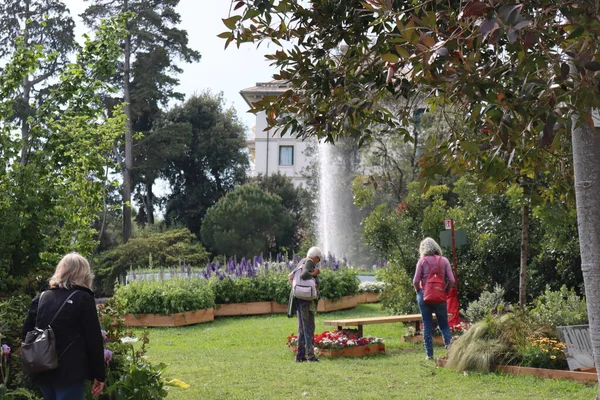 Cenova, Itay - 03 Mayıs 2022: Euroflora bir çiçek sergisi ve süs bitkisi Cenova 'nın Nervi parklarında yer alan başlıca çiçek sergilerinden biri..