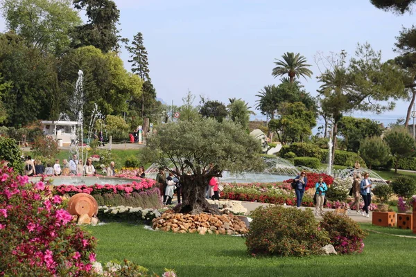 Cenova, Itay - 03 Mayıs 2022: Euroflora bir çiçek sergisi ve süs bitkisi Cenova 'nın Nervi parklarında yer alan başlıca çiçek sergilerinden biri..