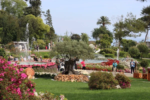 Cenova, Itay - 03 Mayıs 2022: Euroflora bir çiçek sergisi ve süs bitkisi Cenova 'nın Nervi parklarında yer alan başlıca çiçek sergilerinden biri..
