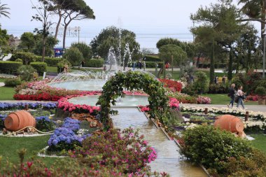 Cenova, Itay - 03 Mayıs 2022: Euroflora bir çiçek sergisi ve süs bitkisi Cenova 'nın Nervi parklarında yer alan başlıca çiçek sergilerinden biri..