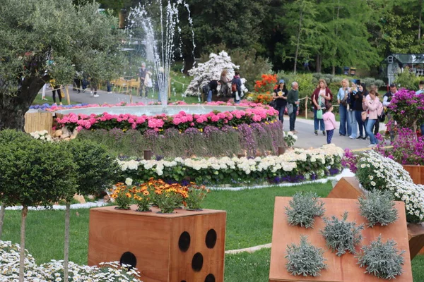 Cenova, Itay - 03 Mayıs 2022: Euroflora bir çiçek sergisi ve süs bitkisi Cenova 'nın Nervi parklarında yer alan başlıca çiçek sergilerinden biri..