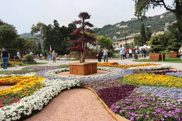 Cenova, Itay - 03 Mayıs 2022: Euroflora bir çiçek sergisi ve süs bitkisi Cenova 'nın Nervi parklarında yer alan başlıca çiçek sergilerinden biri..