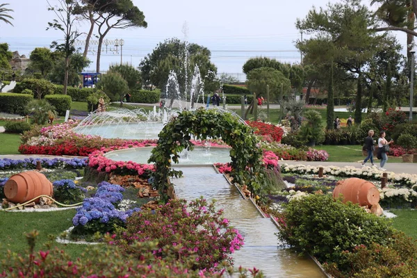 Cenova, Itay - 03 Mayıs 2022: Euroflora bir çiçek sergisi ve süs bitkisi Cenova 'nın Nervi parklarında yer alan başlıca çiçek sergilerinden biri..