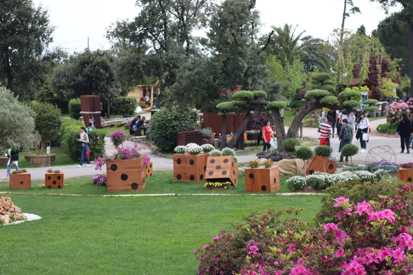 Cenova, Itay - 03 Mayıs 2022: Euroflora bir çiçek sergisi ve süs bitkisi Cenova 'nın Nervi parklarında yer alan başlıca çiçek sergilerinden biri..