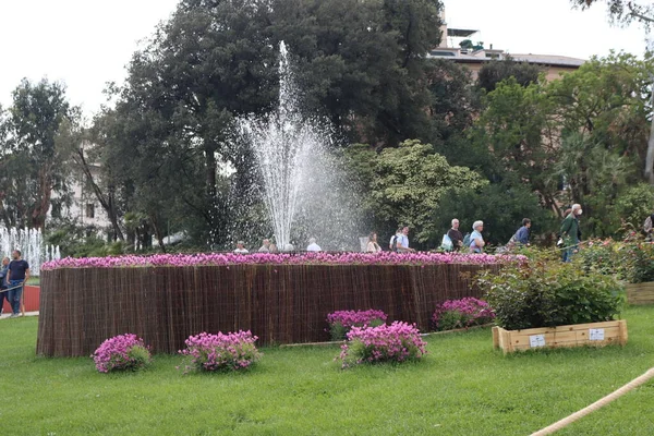 Cenova, Itay - 03 Mayıs 2022: Euroflora bir çiçek sergisi ve süs bitkisi Cenova 'nın Nervi parklarında yer alan başlıca çiçek sergilerinden biri..