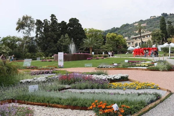 Cenova, Itay - 03 Mayıs 2022: Euroflora bir çiçek sergisi ve süs bitkisi Cenova 'nın Nervi parklarında yer alan başlıca çiçek sergilerinden biri..
