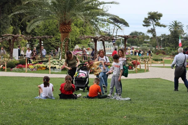 Cenova, Itay - 03 Mayıs 2022: Euroflora bir çiçek sergisi ve süs bitkisi Cenova 'nın Nervi parklarında yer alan başlıca çiçek sergilerinden biri..