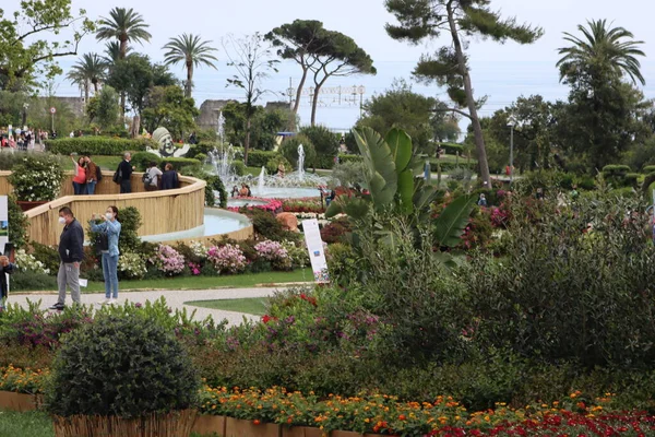 Cenova, Itay - 03 Mayıs 2022: Euroflora bir çiçek sergisi ve süs bitkisi Cenova 'nın Nervi parklarında yer alan başlıca çiçek sergilerinden biri..