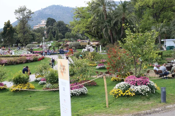 Cenova, Itay - 03 Mayıs 2022: Euroflora bir çiçek sergisi ve süs bitkisi Cenova 'nın Nervi parklarında yer alan başlıca çiçek sergilerinden biri..