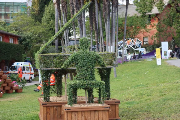 Cenova, Itay - 03 Mayıs 2022: Euroflora bir çiçek sergisi ve süs bitkisi Cenova 'nın Nervi parklarında yer alan başlıca çiçek sergilerinden biri..