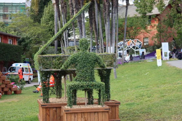 Cenova, Itay - 03 Mayıs 2022: Euroflora bir çiçek sergisi ve süs bitkisi Cenova 'nın Nervi parklarında yer alan başlıca çiçek sergilerinden biri..