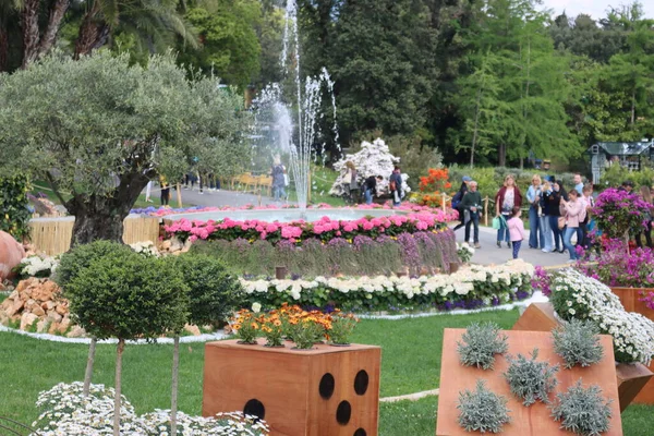 Cenova, Itay - 03 Mayıs 2022: Euroflora bir çiçek sergisi ve süs bitkisi Cenova 'nın Nervi parklarında yer alan başlıca çiçek sergilerinden biri..