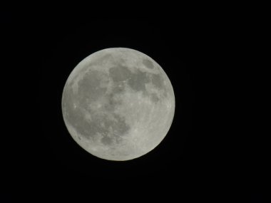 Cenova, İtalya - 15 Mayıs 2022: Geceleyin Cenova şehrinde dolunayın inanılmaz bir fotoğrafı, arka planda büyük bir açık gökyüzü ve bazı yıldızlar