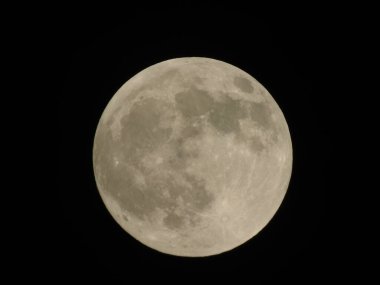 Cenova, İtalya - 15 Mayıs 2022: Geceleyin Cenova şehrinde dolunayın inanılmaz bir fotoğrafı, arka planda büyük bir açık gökyüzü ve bazı yıldızlar