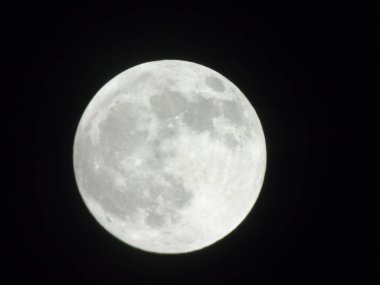Cenova, İtalya - 15 Mayıs 2022: Geceleyin Cenova şehrinde dolunayın inanılmaz bir fotoğrafı, arka planda büyük bir açık gökyüzü ve bazı yıldızlar